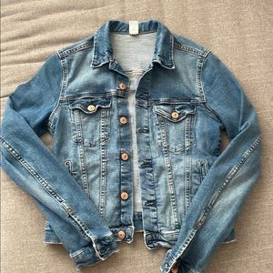 Near New H&M fitted denim jean jacket size 6 - fits like a small